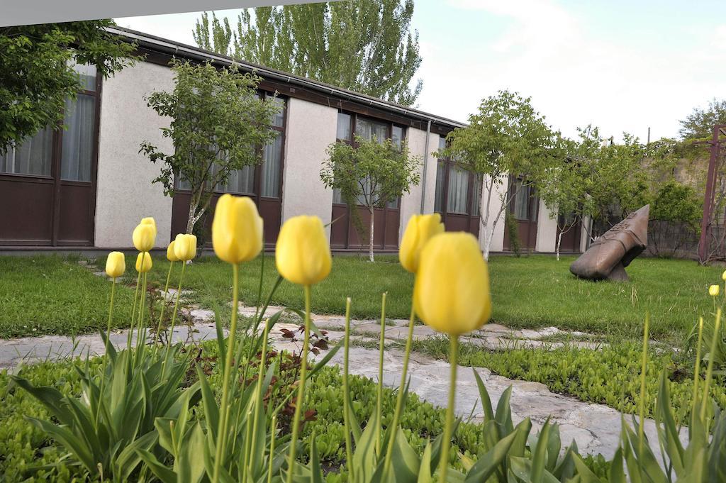 Berlin Art Hotel Gyumri Exterior photo